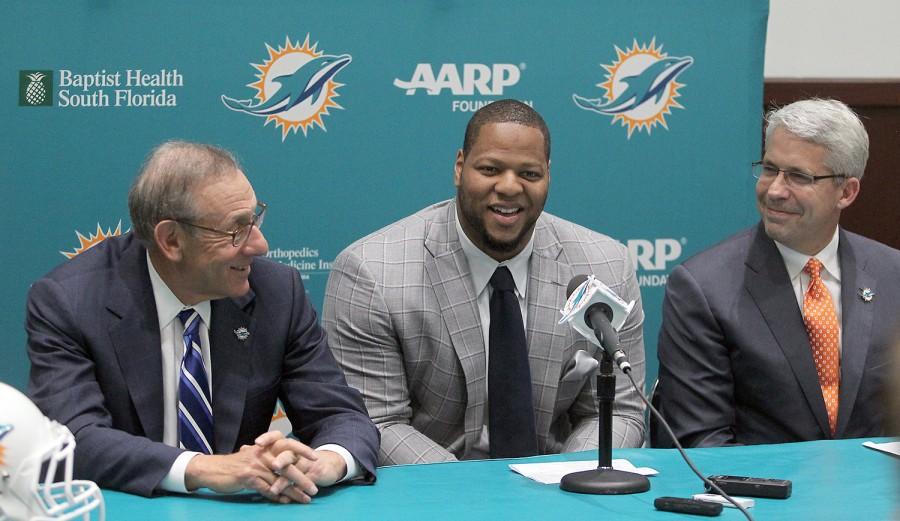 Miami Dolphins owner Stephen M. Ross, left, and Dennis Hickey, general manager, right, introduce Ndamukong Suh at a news conference on Wednesday, March 11, 2015, in Davie, Fla. (Patrick Farrell/Miami Herald/TNS)